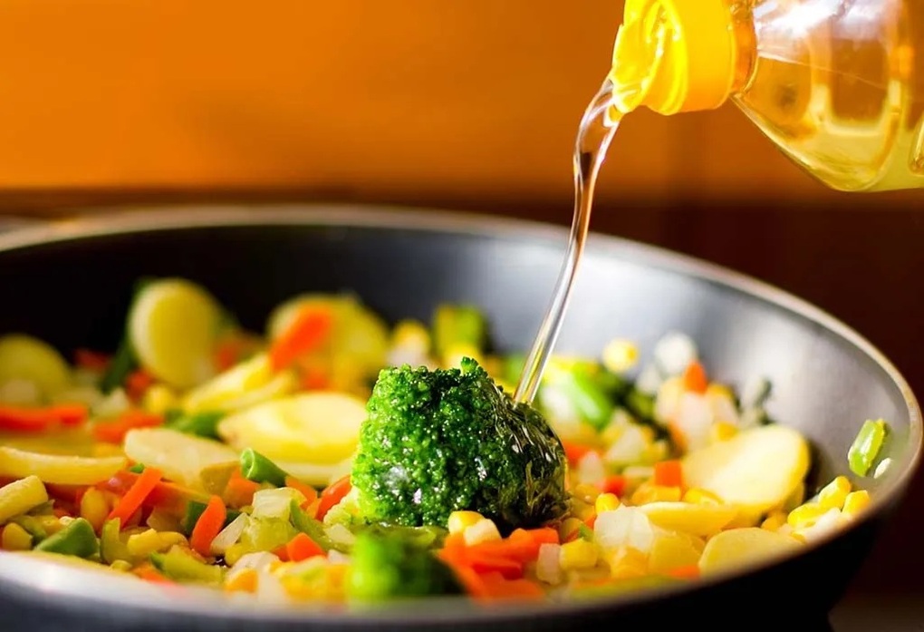 Bí quyết chăm sóc sức khỏe gia đình từ căn bếp: Khi dầu ăn cũng là yếu tố quyết định