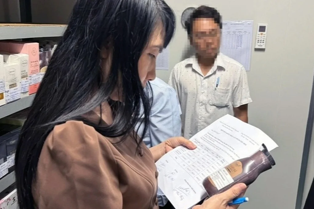 Đề nghị xử phạt và tiêu hủy hai lô mỹ phẩm có ca sĩ Đoàn Di Băng quảng cáo - 1