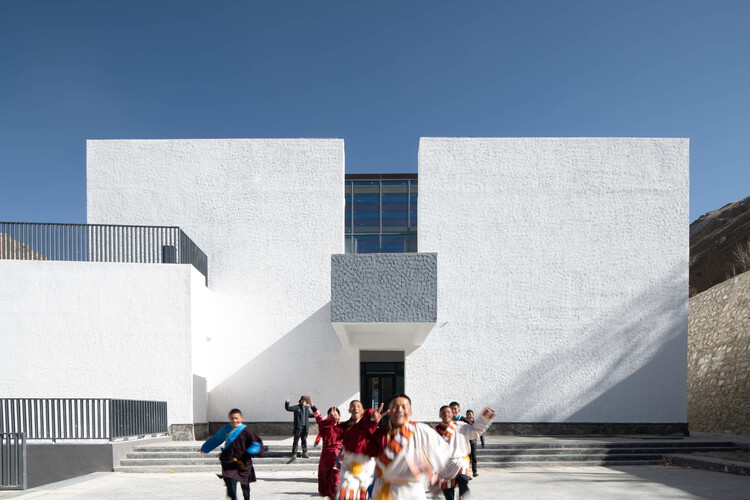 The Multifunctional Art Center of Lhozhag County Middle School / Shenzhen Huahui Design