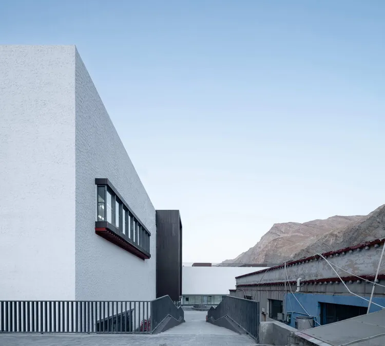 The Multifunctional Art Center of Lhozhag County Middle School / Shenzhen Huahui Design - Exterior Photography