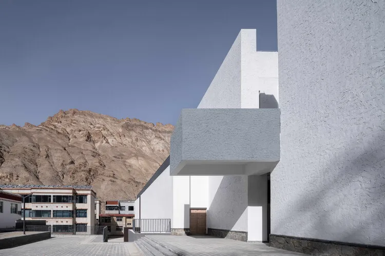 The Multifunctional Art Center of Lhozhag County Middle School / Shenzhen Huahui Design - Image 2 of 37