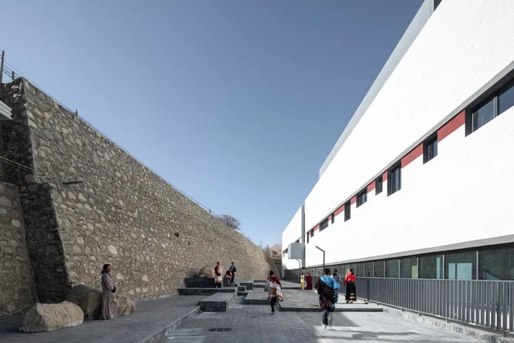 The Multifunctional Art Center of Lhozhag County Middle School / Shenzhen Huahui Design - Exterior Photography, Concrete