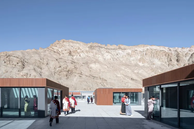 The Multifunctional Art Center of Lhozhag County Middle School / Shenzhen Huahui Design - Exterior Photography