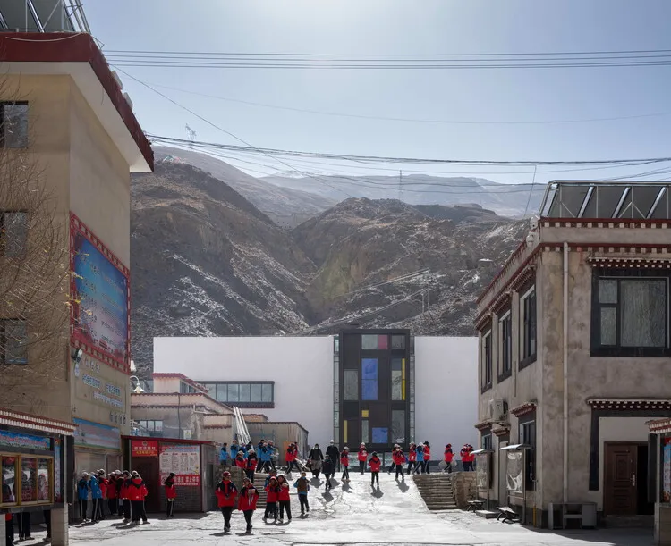 The Multifunctional Art Center of Lhozhag County Middle School / Shenzhen Huahui Design - Exterior Photography
