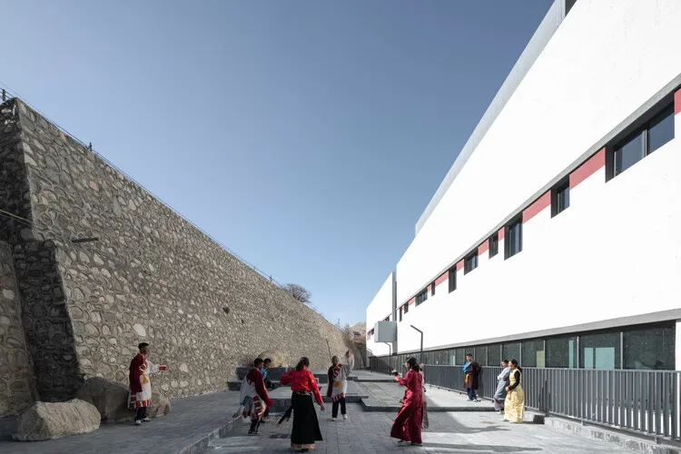 The Multifunctional Art Center of Lhozhag County Middle School / Shenzhen Huahui Design - Exterior Photography, Concrete