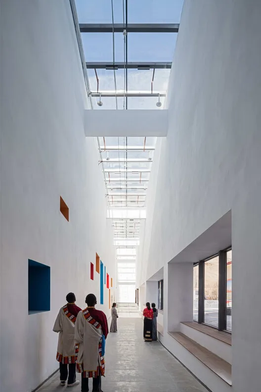 The Multifunctional Art Center of Lhozhag County Middle School / Shenzhen Huahui Design - Interior Photography, Concrete
