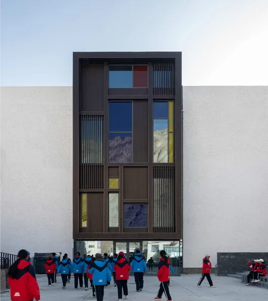 The Multifunctional Art Center of Lhozhag County Middle School / Shenzhen Huahui Design - Exterior Photography
