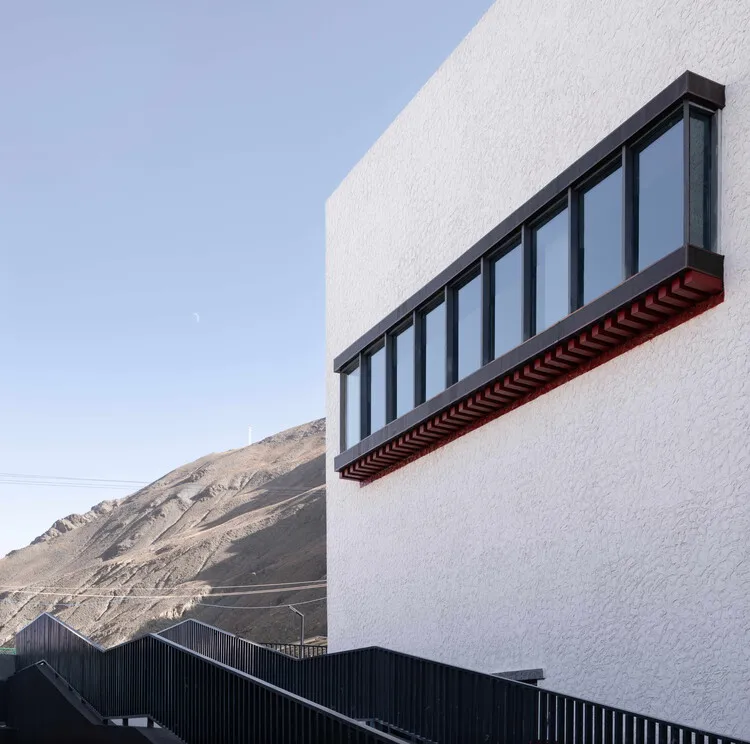 The Multifunctional Art Center of Lhozhag County Middle School / Shenzhen Huahui Design - Exterior Photography