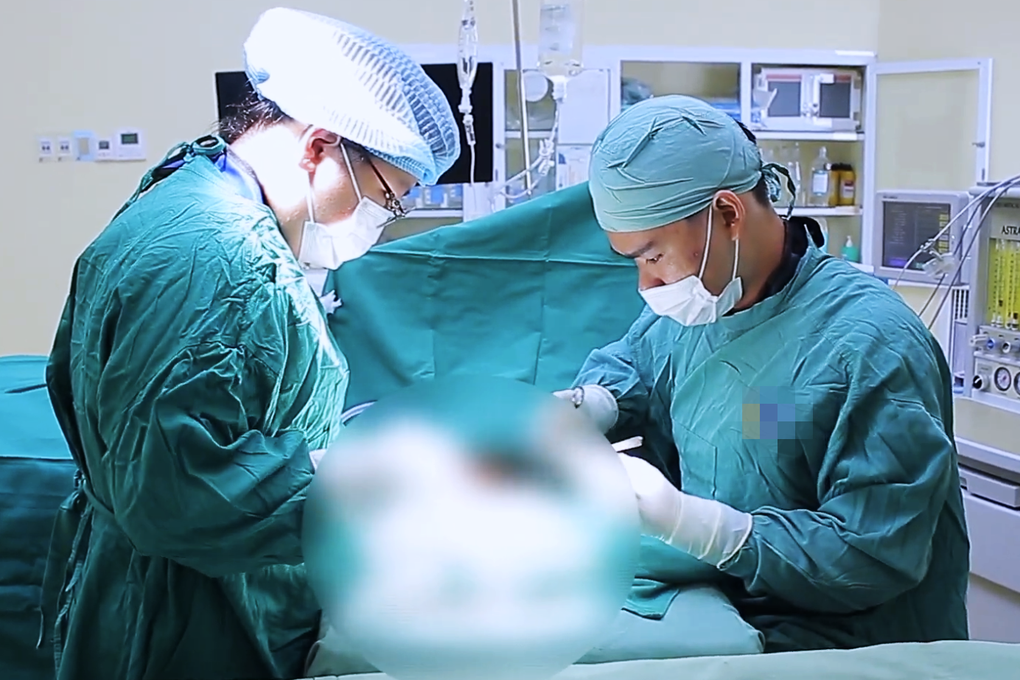 Cấp cứu 2 cháu bé lâm nguy vì mảnh kính vỡ, cây tăm xỉa răng