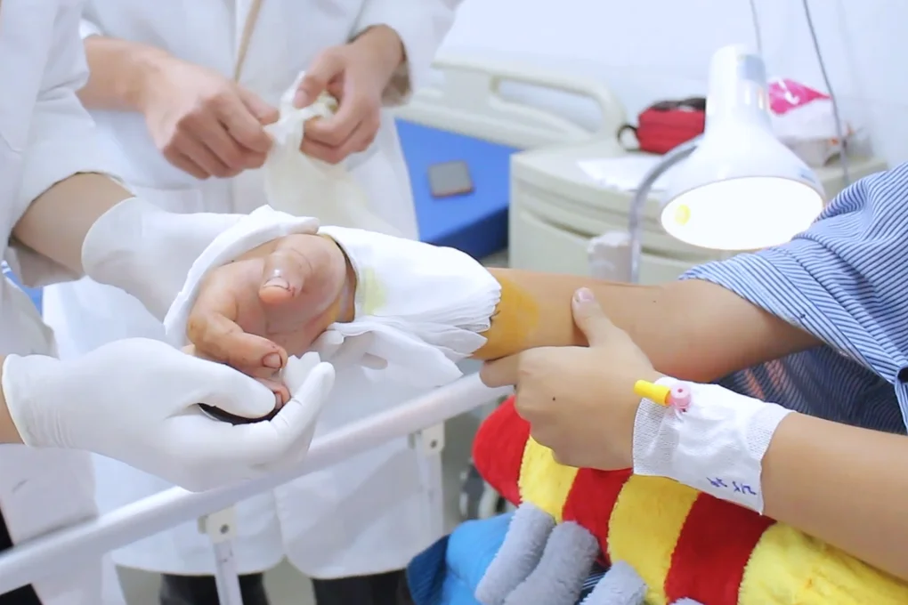 Cấp cứu 2 cháu bé lâm nguy vì mảnh kính vỡ, cây tăm xỉa răng - 2