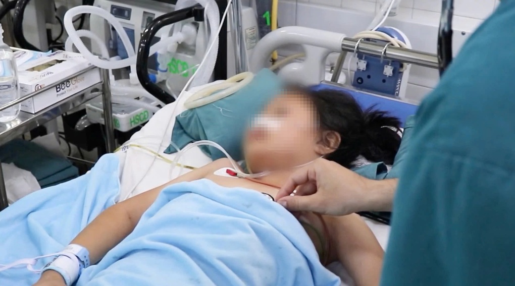 Đu mình trên cửa cuốn, bé gái gặp tai nạn nguy kịch