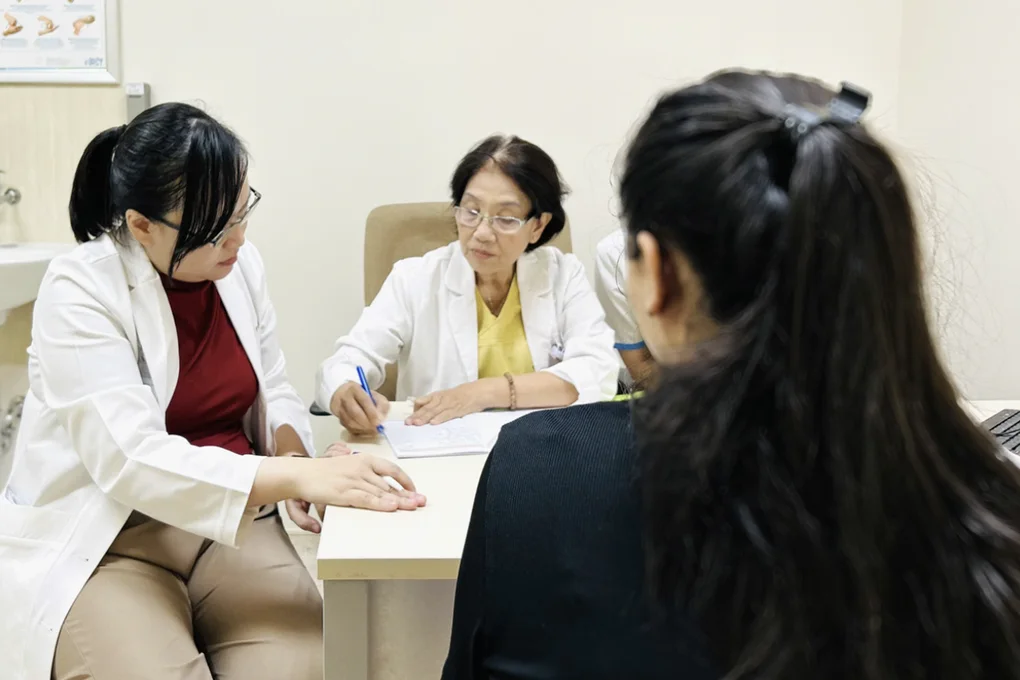 Mẹ vay ngân hàng chạy chữa cho con gái 9X có buồng trứng “như mãn kinh” - 1