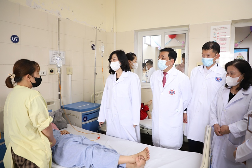 Bộ trưởng Bộ Y tế tặng quà bệnh nhi ung thư