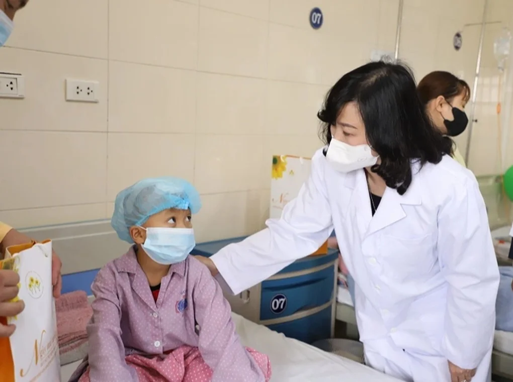 Bộ trưởng Bộ Y tế tặng quà bệnh nhi ung thư - 3