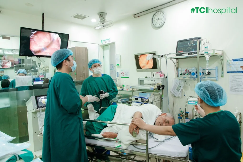 Do dự không cắt 12 polyp đại tràng, bệnh nhân 70 tuổi cấp cứu sau nửa năm - 3