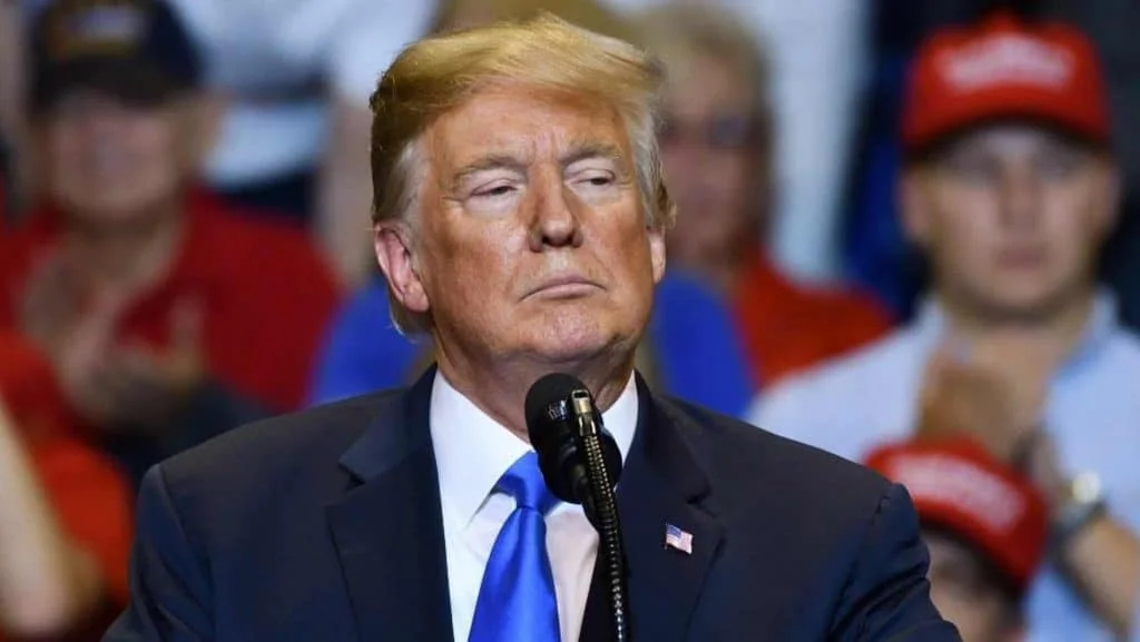 Donald-Trump atrás de um microfone