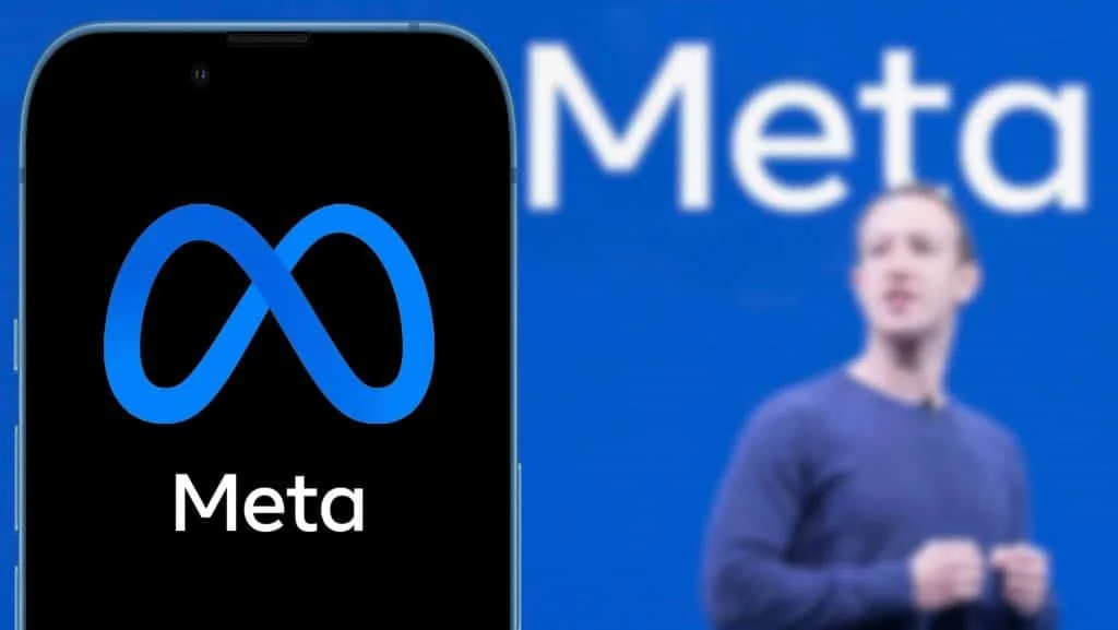 À esquerda, logo da Meta exibido em um smartphone; à direita e desfocado, logo da meta em uma parede azul e, logo abaixo, Mark Zuckerberg discursando