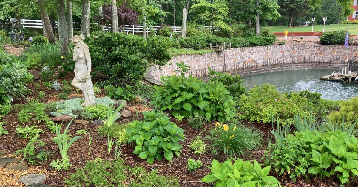 Master Gardeners host local garden tours