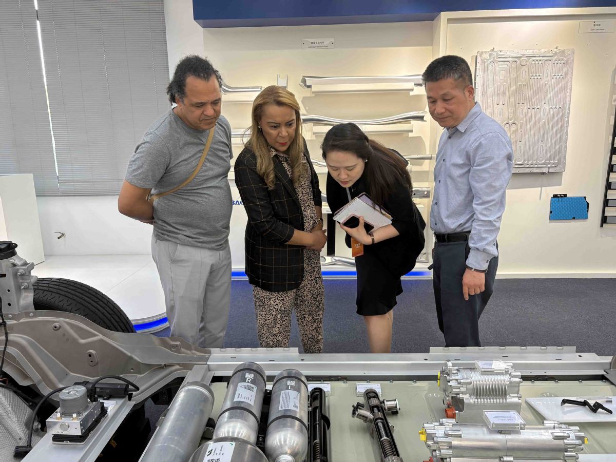 Brazilian guest impressed by Shanghai’s automotive company