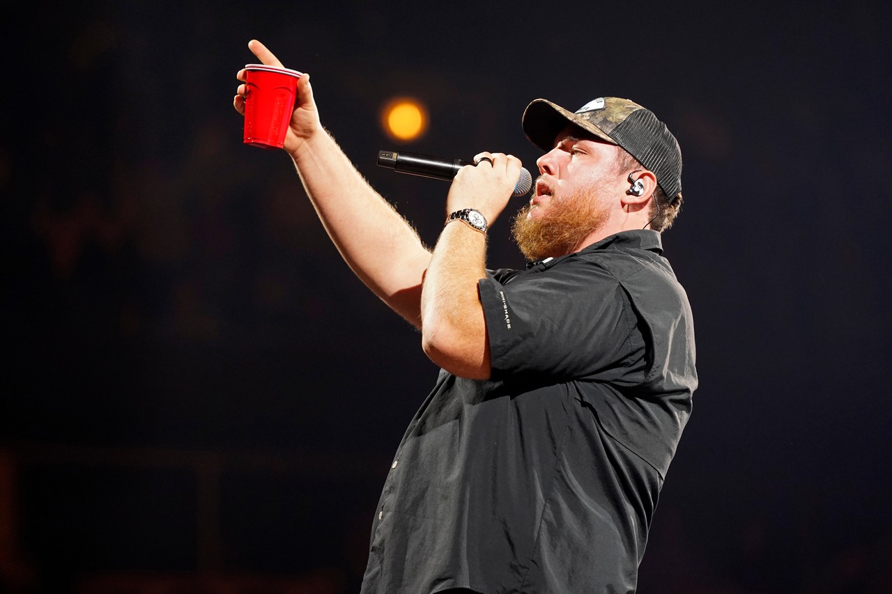 Country music star taking year off from touring delivers heartfelt message to fans