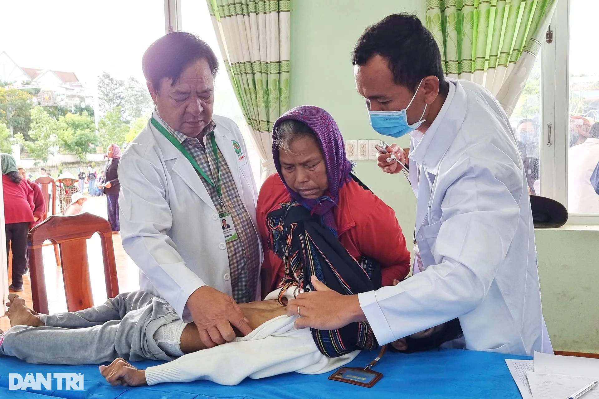 Chuyện đau lòng của những phụ nữ ẵm theo trẻ tay chân co quắp, mắt vô hồn - 2 Chuyện đau lòng của những phụ nữ ẵm theo trẻ tay chân co quắp, mắt vô hồn - 2