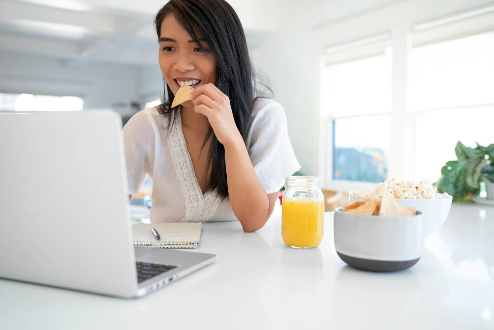 Avoid eating chips or other processed foods.(Freepik) Avoid eating chips or other processed foods.(Freepik)