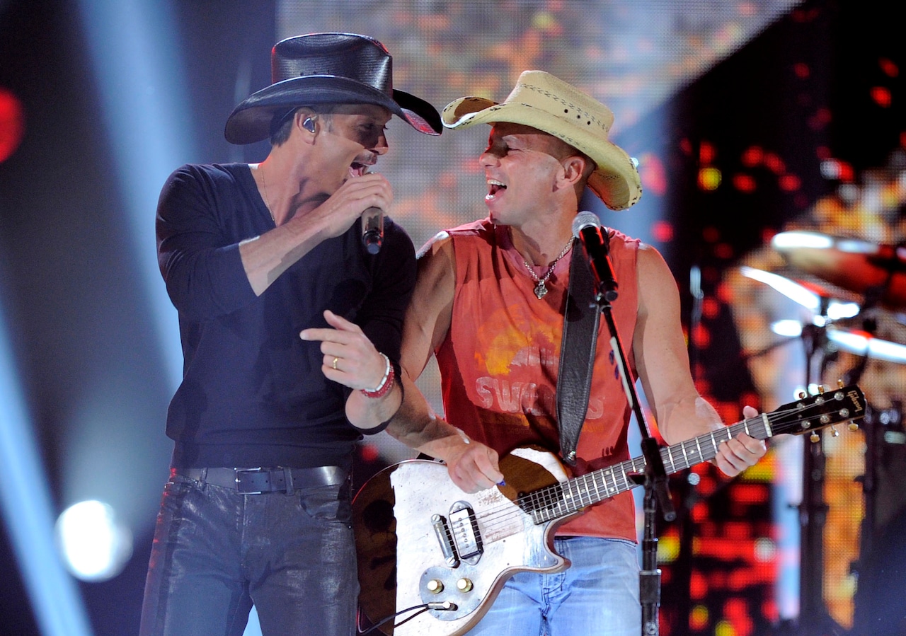 Country music legend returns to stage at 58 after year-long health battle