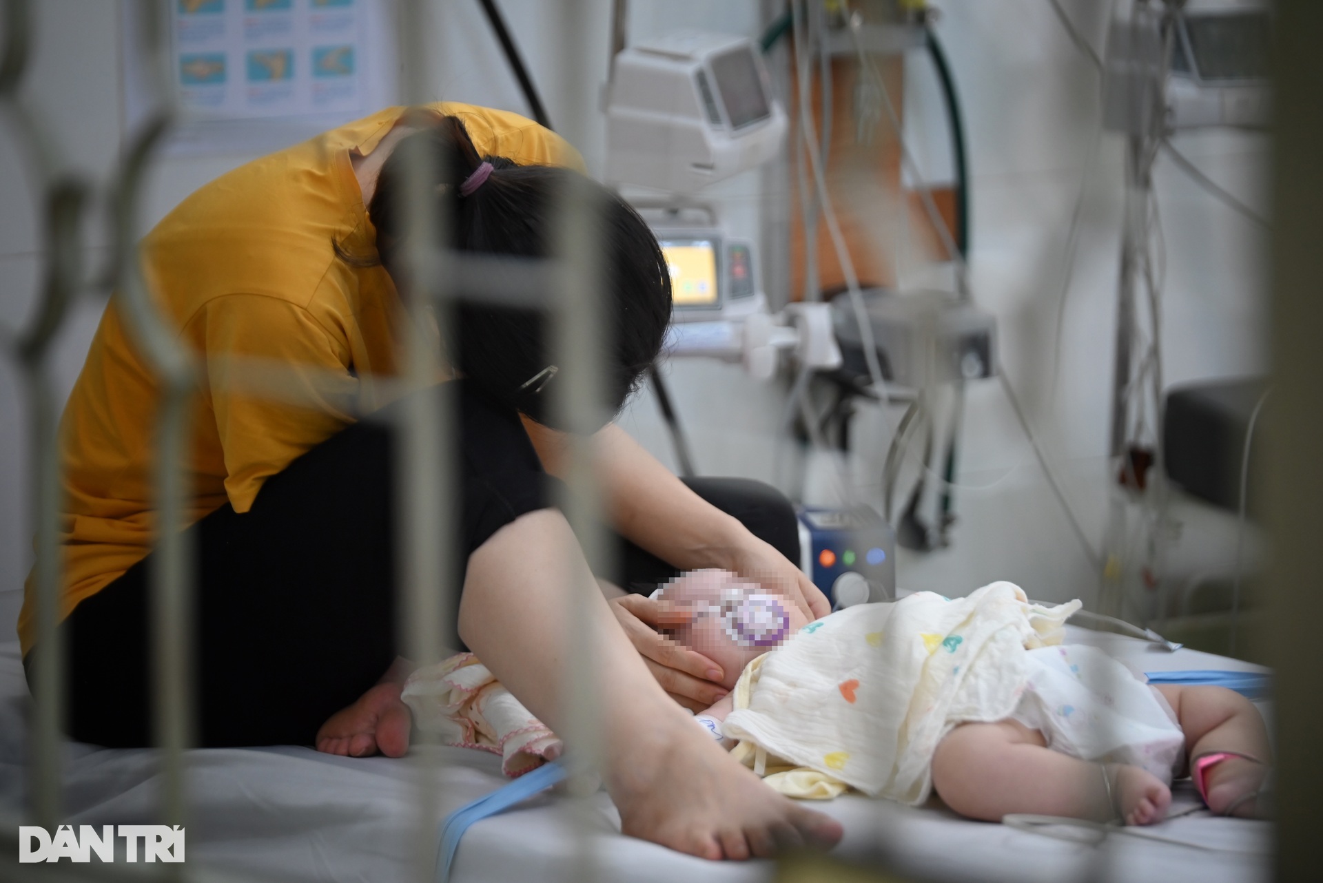Bên trong khu cách ly bệnh nhi mắc tay chân miệng ở TPHCM