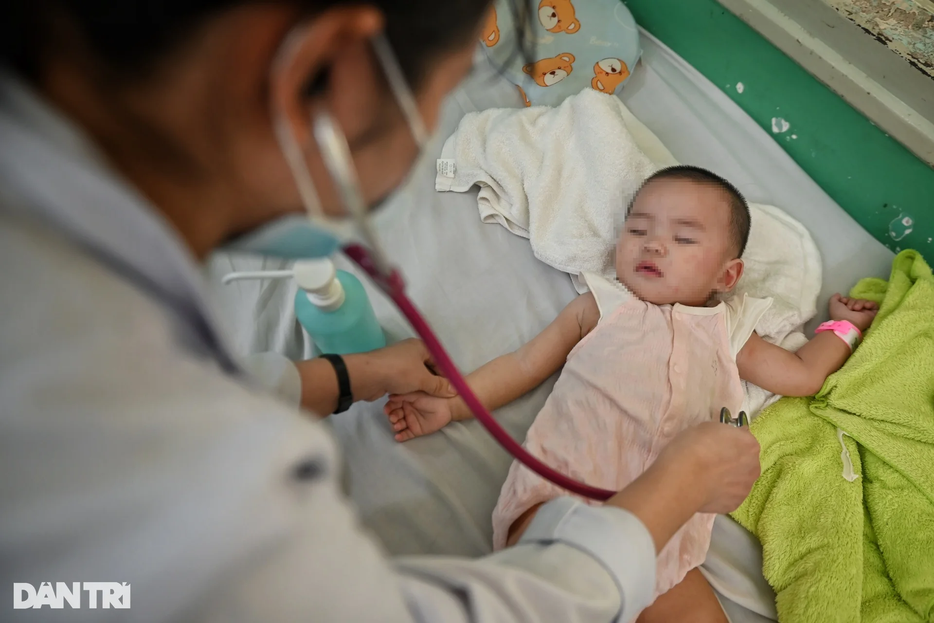 Bên trong khu cách ly bệnh nhi mắc tay chân miệng ở TPHCM - 3 Bên trong khu cách ly bệnh nhi mắc tay chân miệng ở TPHCM - 3