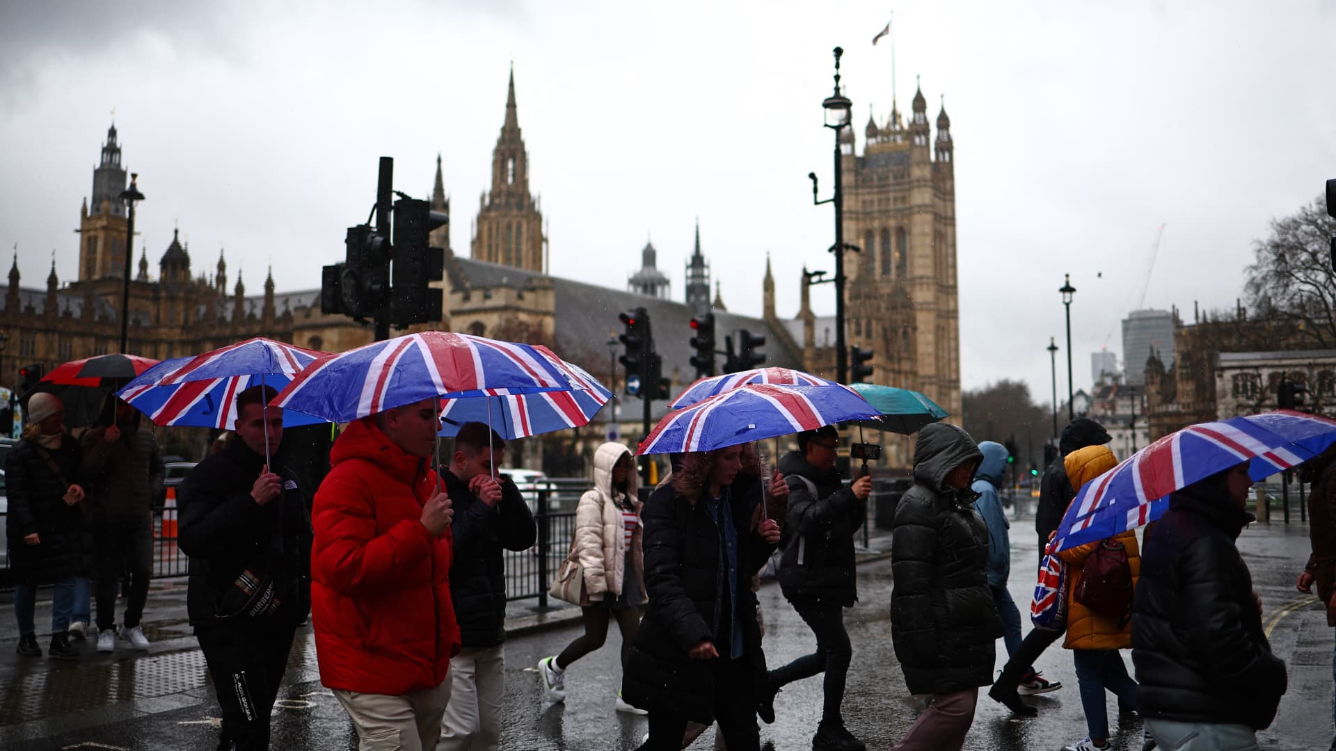 UK growth to be reined in by public finance squeeze, OECD warns