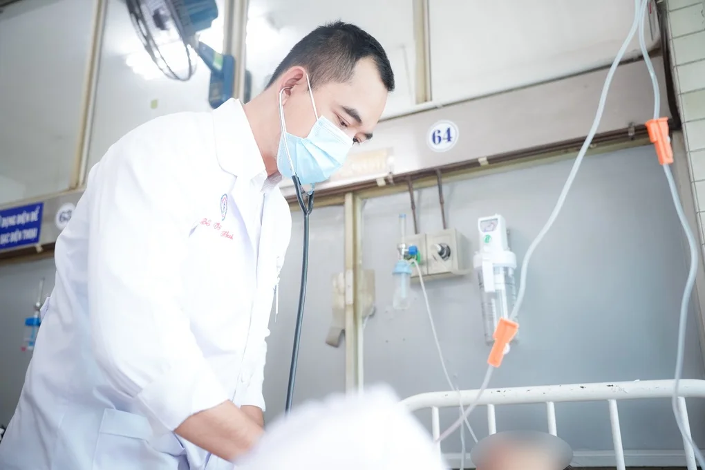 Cứu sống ngoạn mục người phụ nữ nguy kịch vì tường đổ trong mưa - 1