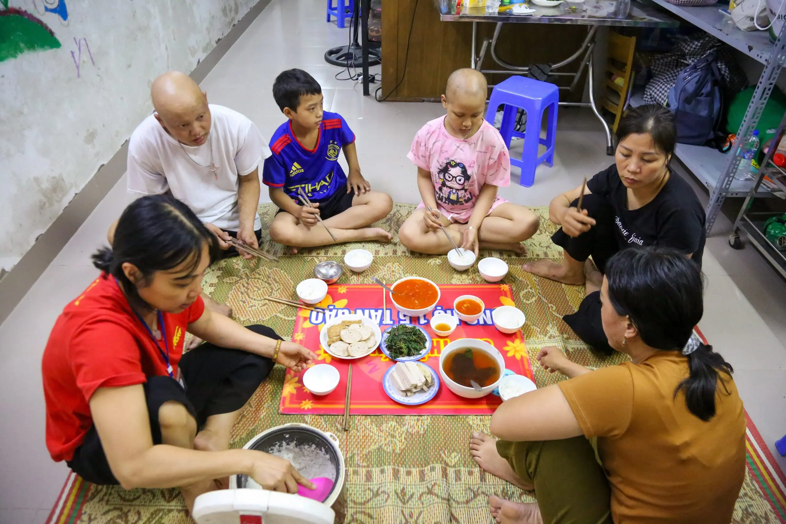 Những gia đình cùng kiệt vì viện phí, mẹ bán nhà đổi vài năm sống cho con - 13 Những gia đình cùng kiệt vì viện phí, mẹ bán nhà đổi vài năm sống cho con - 13