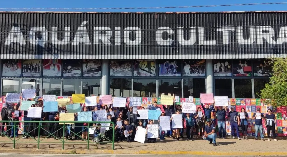 Mais de 60 pessoas estiveram em protesto contra o desmonte da Escola de Música de Votorantim — Foto: Ana Paula Penteado/Arquivo pessoal