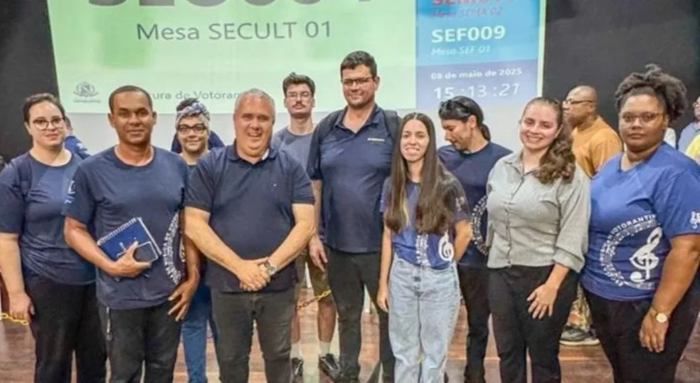 Alunos e representantes da EMV em reunião com o prefeito Weber Manga (Republicanos) em Votorantim (SP) — Foto: Ana Paula Penteado/Arquivo pessoal
