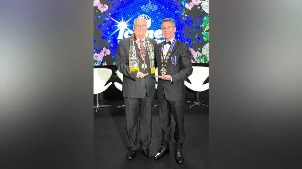 Vicente Malheiros da Fonseca (agraciado) e Guto Delgado (Mestre de Cerimônia) - Grão-Colar do Mérito Jurídico, no Grau Comendador - Câmara Brasileira de Cultura — Foto: Arquivo pessoal