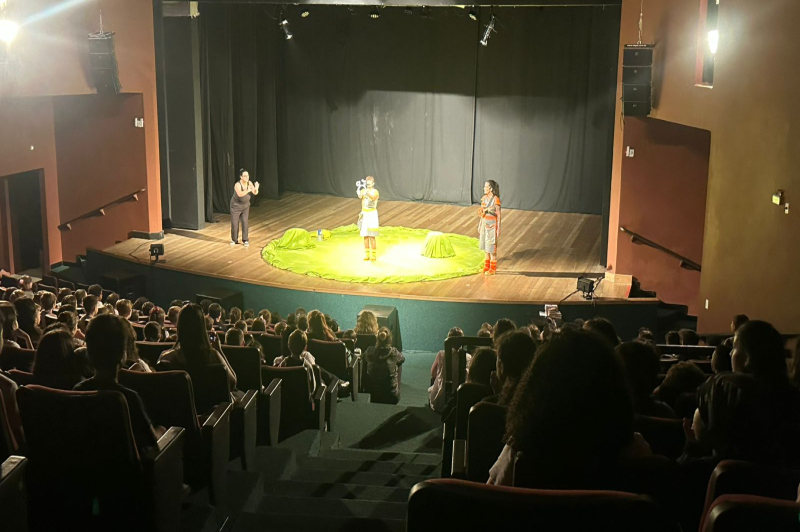 Cultura e imaginação transformam a tarde de alunos no Teatro Municipal de Itajaí