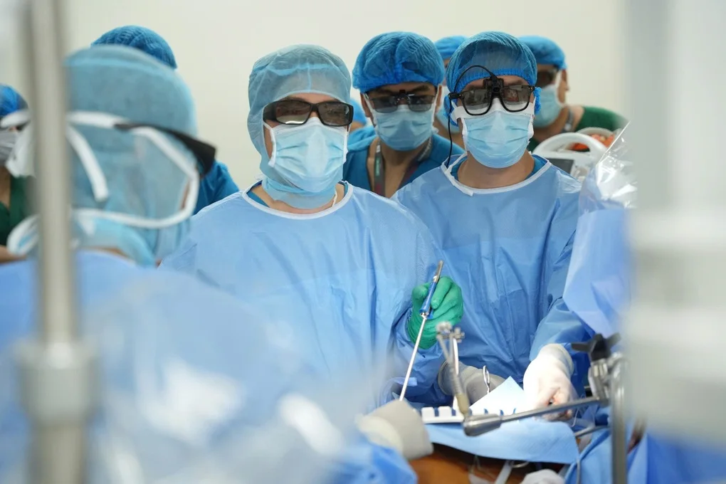 Thay cùng lúc hai van tim bằng mổ nội soi toàn bộ - 2 Thay cùng lúc hai van tim bằng mổ nội soi toàn bộ - 2