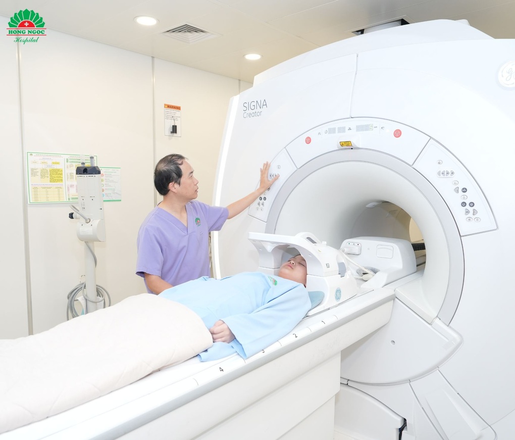 Bé gái 6 tuổi bất ngờ phát hiện khối u vùng não khi tầm soát dậy thì sớm