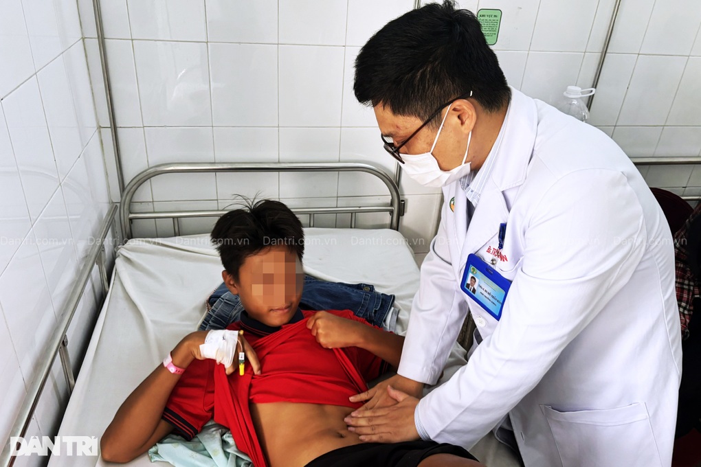 Bé trai 14 tuổi lâm nguy vì tai nạn khi vừa ăn, vừa uống nước