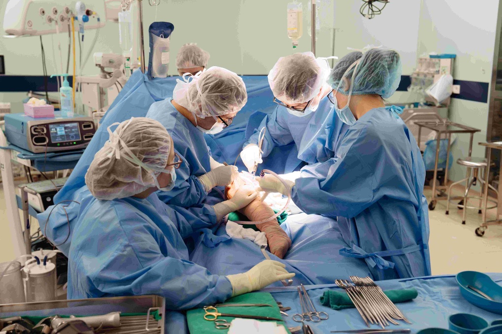 Vinmec lần đầu thay toàn bộ xương đùi cho bệnh nhi ung thư nhỏ tuổi