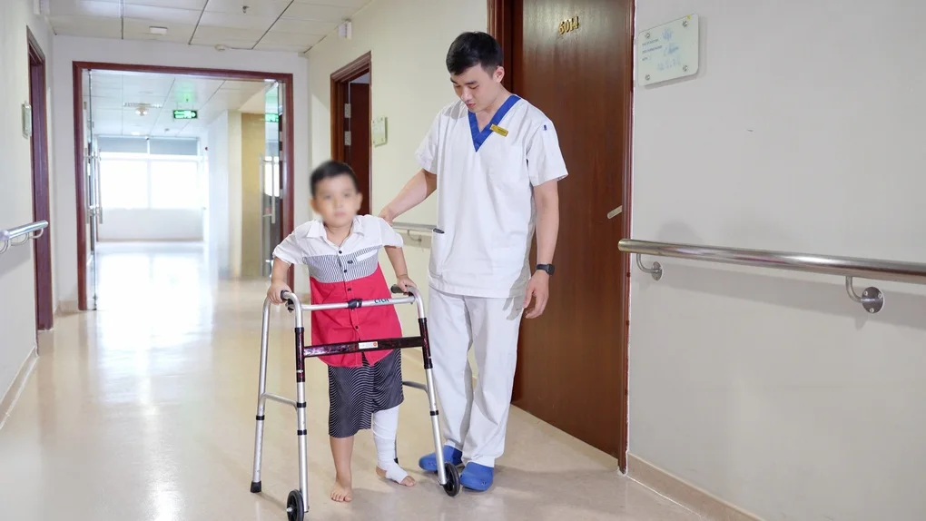 Vinmec lần đầu thay toàn bộ xương đùi cho bệnh nhi ung thư nhỏ tuổi - 2