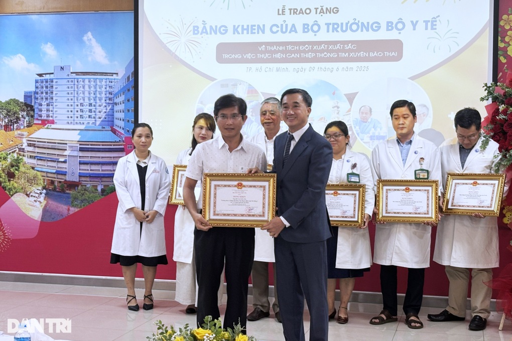 Thách thức mới giữ thai cho mẹ con sản phụ Singapore sang Việt Nam chữa trị