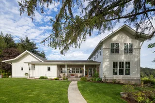 A small yet impactful change in the roofline of the Shadowood House created a fluid blend of traditional farmhouse style and 21st century tastes. Photo: Josh Partee