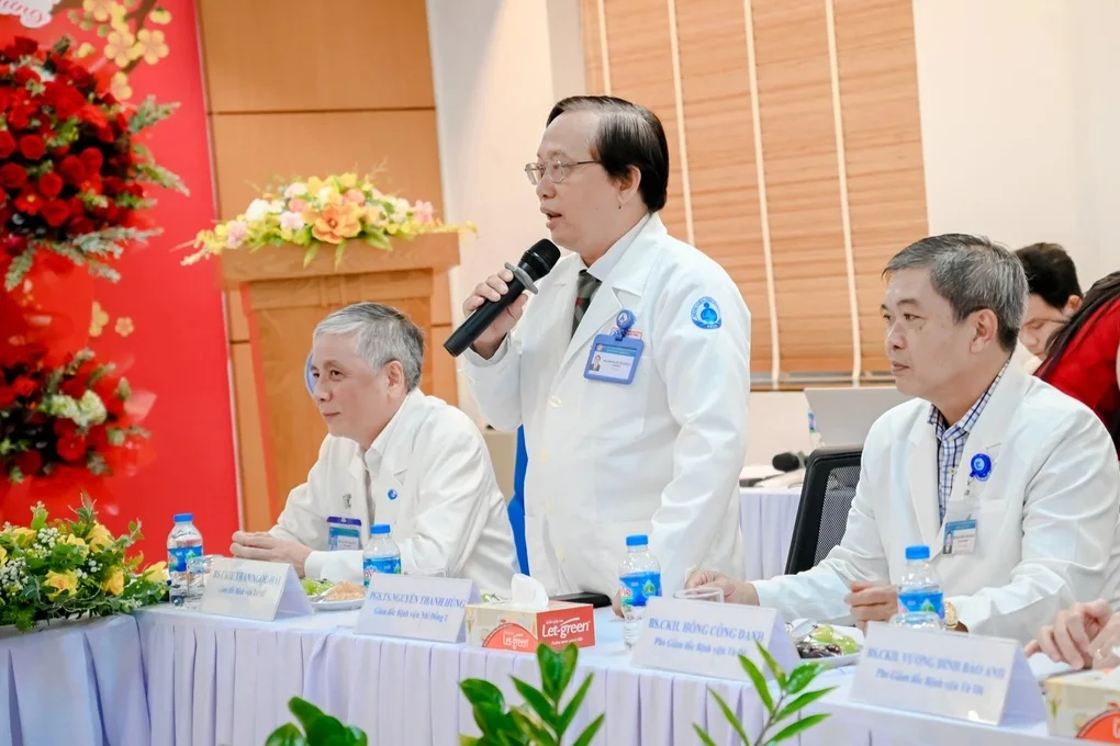 Bác sĩ đưa sản phụ thông tim bào thai về Singapore an toàn lúc nửa đêm - 2 Bác sĩ đưa sản phụ thông tim bào thai về Singapore an toàn lúc nửa đêm - 2