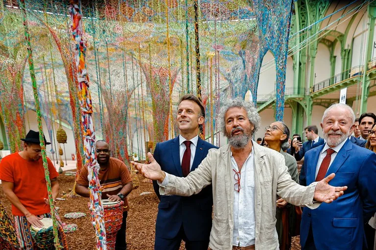 Ao lado do presidente Macron, Lula visitou, a exposição Nosso Barco Tambor Terra, do artista carioca Ernesto Neto, e exposta no Grand Palais, em Paris