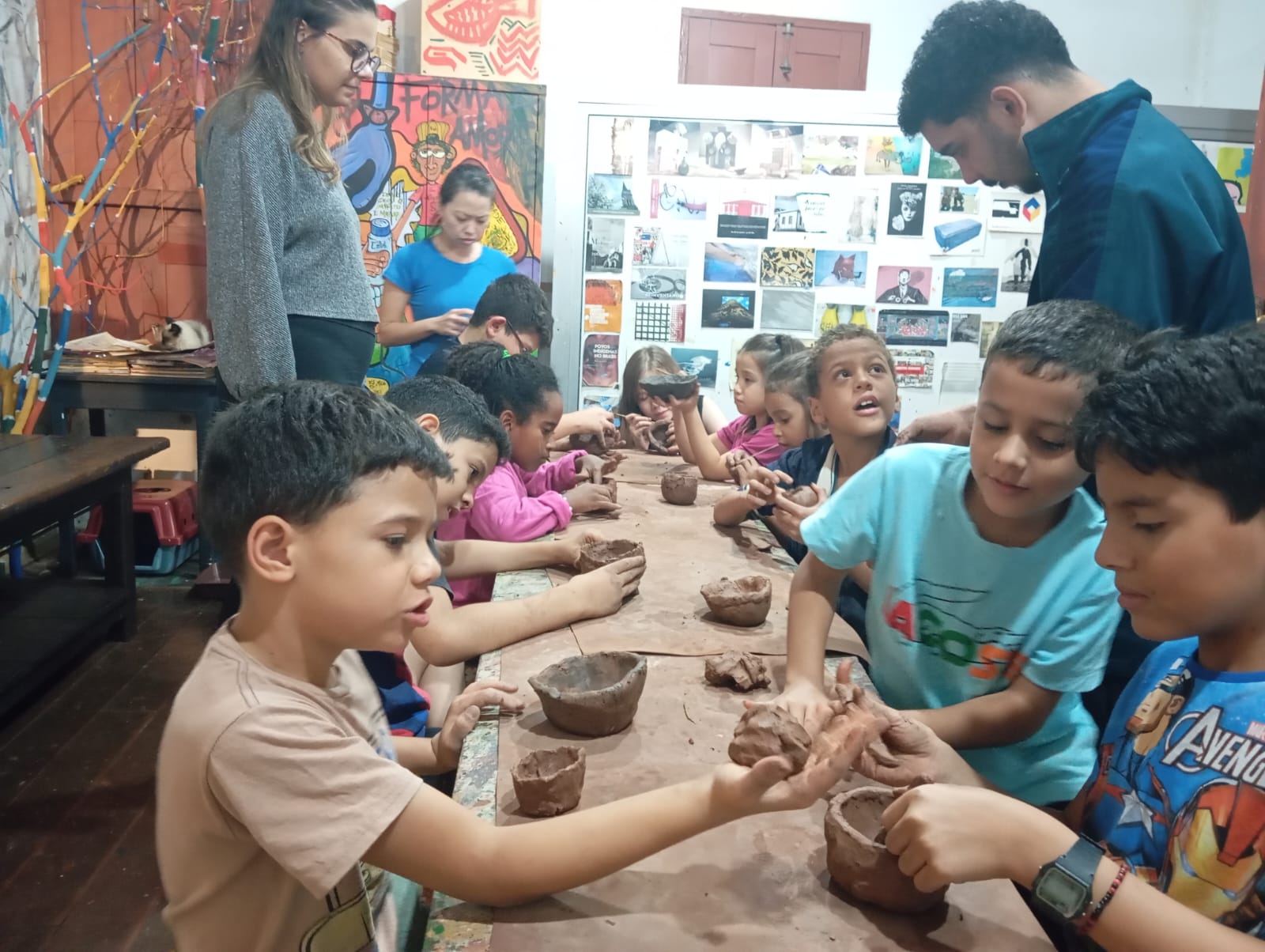 Crianças do Projeto “Criança Faz Arte” Exploram Cultura Indígena em Oficina de Argila no MAC de Jataí