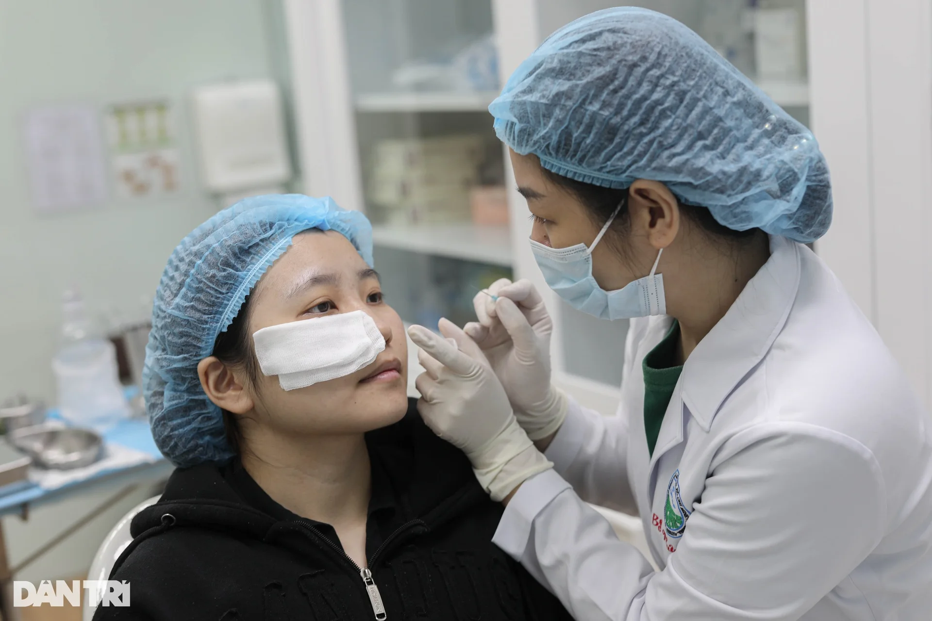 Gen Z chi gần 10 triệu để tiêm filler làm đầy hốc mắt - 7