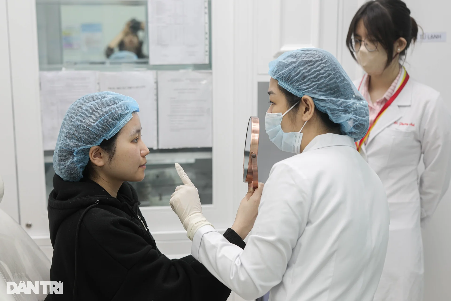 Gen Z chi gần 10 triệu để tiêm filler làm đầy hốc mắt - 8 Gen Z chi gần 10 triệu để tiêm filler làm đầy hốc mắt - 8