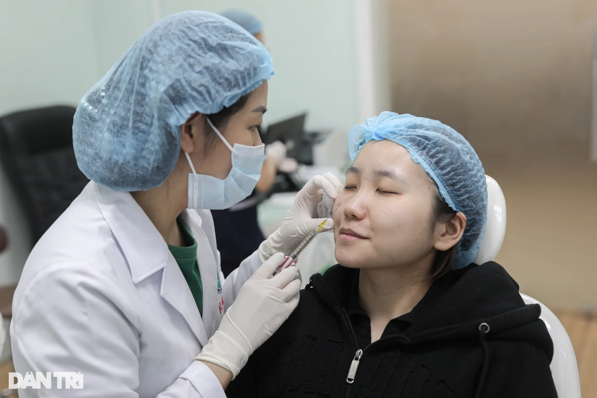 Gen Z chi gần 10 triệu để tiêm filler làm đầy hốc mắt - 9 Gen Z chi gần 10 triệu để tiêm filler làm đầy hốc mắt - 9