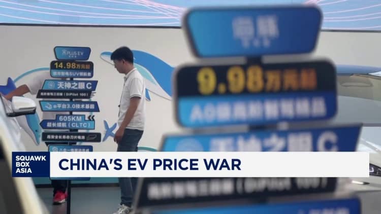 In China, fears grow of an EV financial crisis amid pricing war